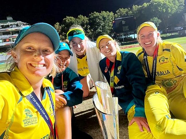 Alyssa Healy, coach Shelley Nitschke, Ellyse Perry, Meg Lanning and Beth Mooney after the Australian T20 team won the World Cup in South Africa.