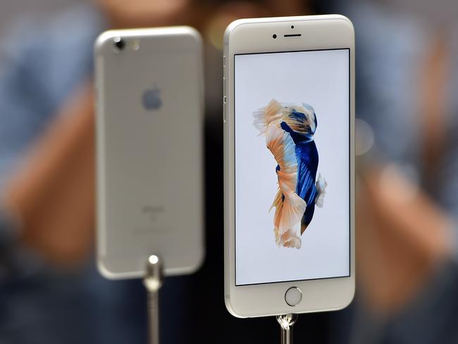 New models of the iPhone 6s are seen displayed during an Apple media event in San Francisco on September 9, 2015. Apple unveiled its iPad Pro, saying the large-screen tablet has the power and capabilities to replace a laptop computer. AFP PHOTO/JOSH EDELSON