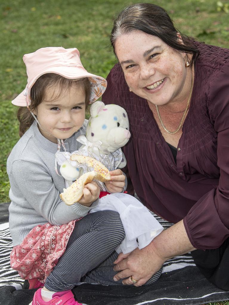 Brisbane visitors Ava (5yo) and Melina Walton have fun at the Toowoomba Carnival of Flowers Teddy Bears Picnic. Picture: Nev Madsen.