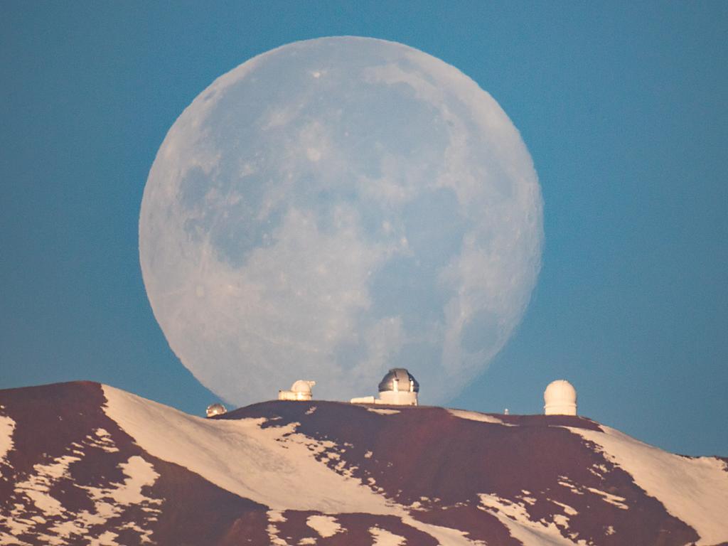 Insight Astronomy Photographer of the Year 2017- Our Moon: Sean Goebel (USA) with Mauna Kea Moonset (Highly Commended)