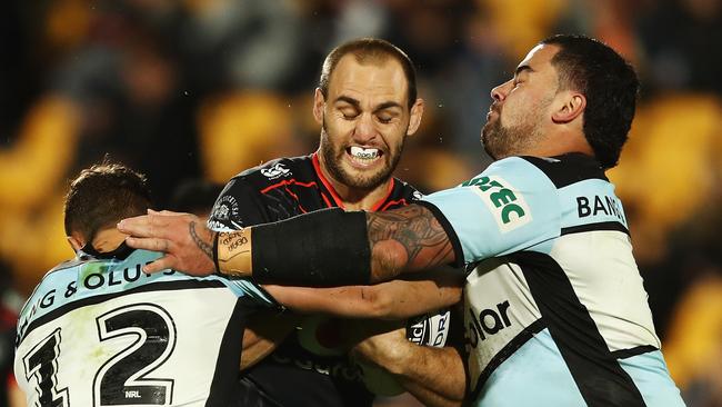 AUCKLAND, NEW ZEALAND — JUNE 29: Simon Mannering of the Warriors charges forward during the round 16 NRL match between the New Zealand Warriors and the Cronulla Sharks at Mt Smart Stadium on June 29, 2018 in Auckland, New Zealand. (Photo by Hannah Peters/Getty Images)