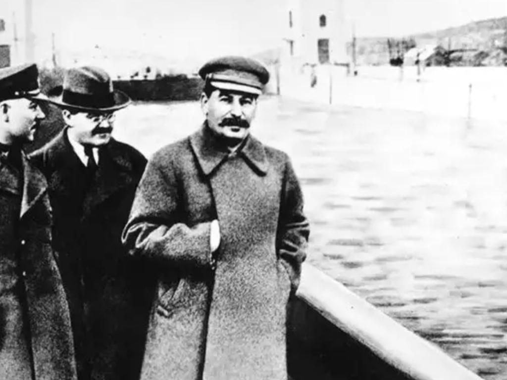 A later version of the photo showed Stalin, with Yezhov removed.