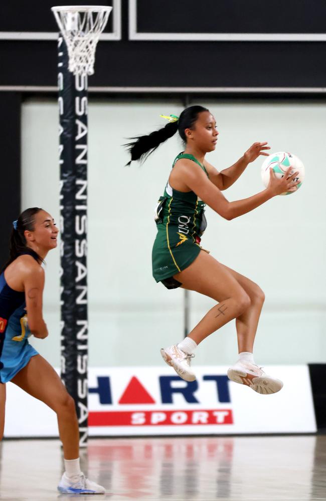 Dakota Newson and Ocean Karekare playing in the Netball U18 grand final teams at the Nissan State Titles – Photo Steve Pohlner