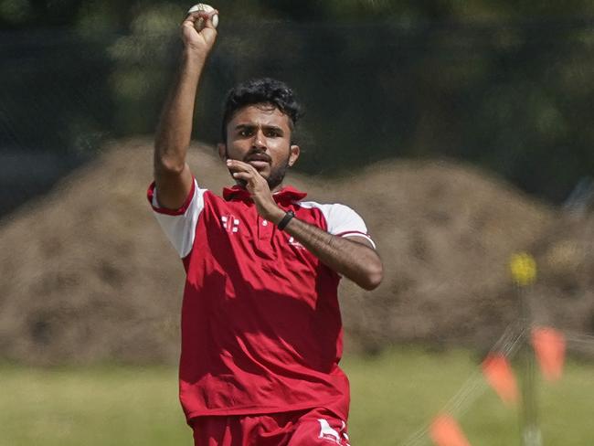 Insaf Iqbal bowling for Mordialloc. Picture: Valeriu Campan