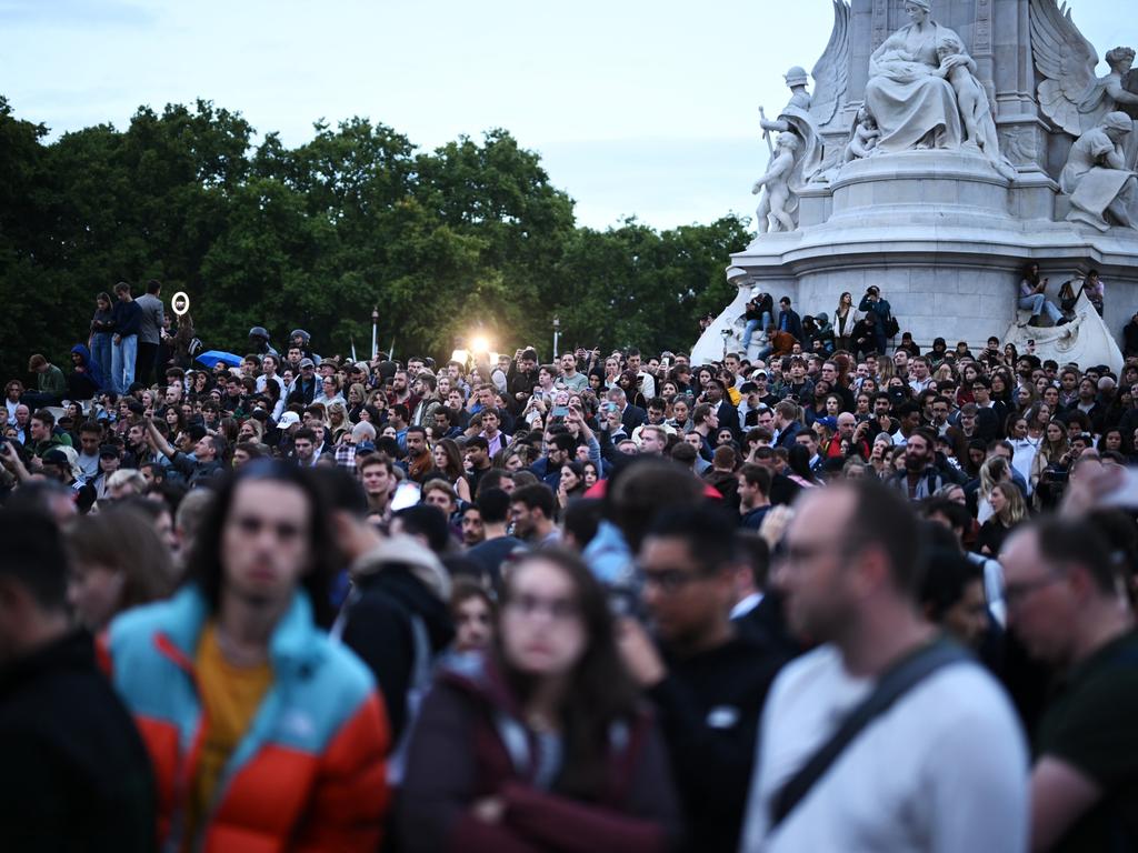 Crowds have gathered en masse in front of Buckingham Palace to pay their respects following the death today of Queen Elizabeth II. Picture: Leon Neal/Getty Images