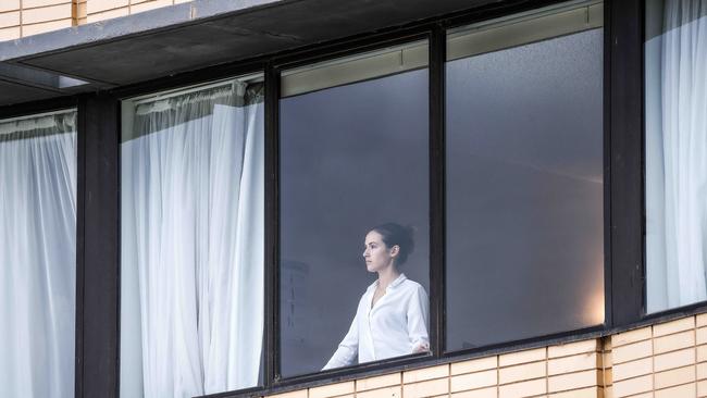 A woman looks out from her window at the quarantine hotel Holiday Inn at Melbourne Airport. Picture : NCA NewsWire / Ian Currie