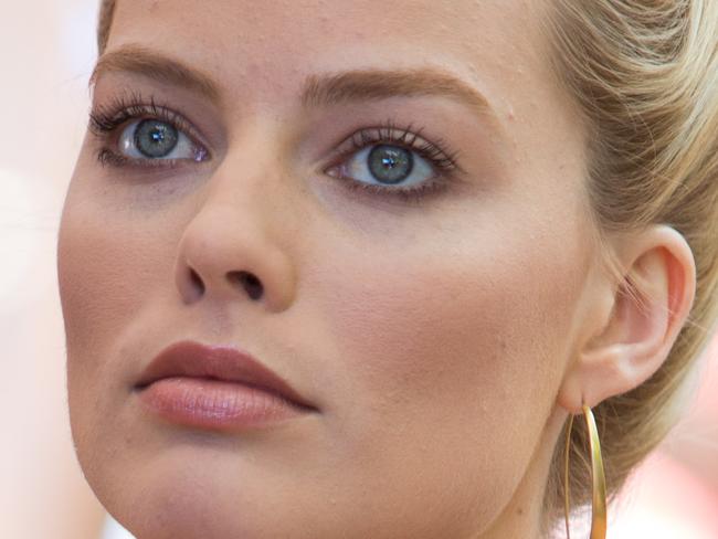 Margot Robbie in a scene from the movie Focus.