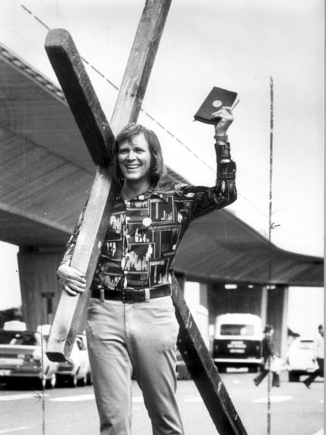 Reverend Blessitt carrying his cross and Bible at Mascot in September 1976.