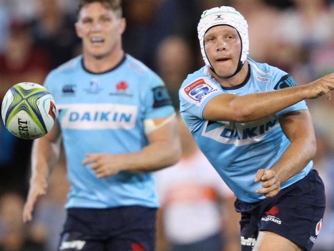 Mack Mason of the Waratahs passes to Israel Folau during the Round 7 Super Rugby match between the New South Wales Waratahs and the Sunwolves at McDonald Jones Stadium in Newcastle, Friday, March 29, 2019. (AAP Image/Paul Barkley) NO ARCHIVING, EDITORIAL USE ONLY