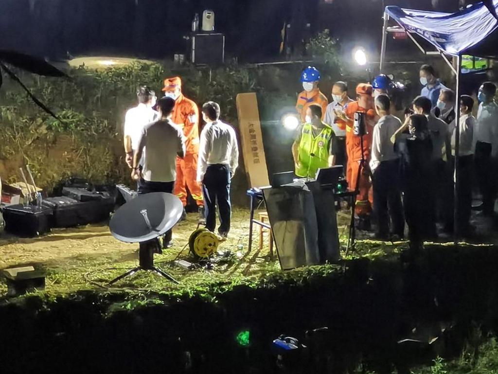 Rescuers working at the site of a plane crash in Tengxian county, Wuzhou city, in China's southern Guangxi region.