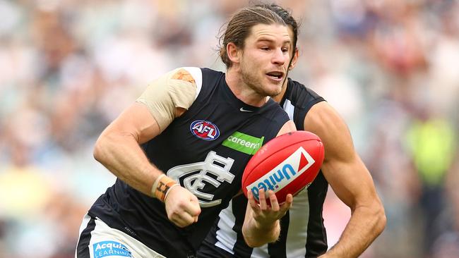 MELBOURNE, AUSTRALIA — MAY 07: Bryce Gibbs of the Blues passes the ball during the round seven AFL match between the Collingwood Magpies and the Carlton Blues at Melbourne Cricket Ground on May 7, 2016 in Melbourne, Australia. (Photo by Scott Barbour/Getty Images)