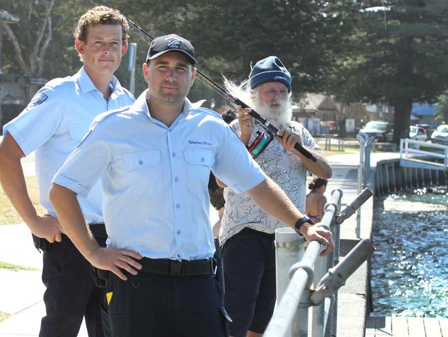 DPI Fisheries officers Jai Settree and Ben Travis with local fisherman Gary Jones at The Entrance waterfront. fisheries crackdown on people catching undersize fish at The Entrance. Picture by Mark Scott