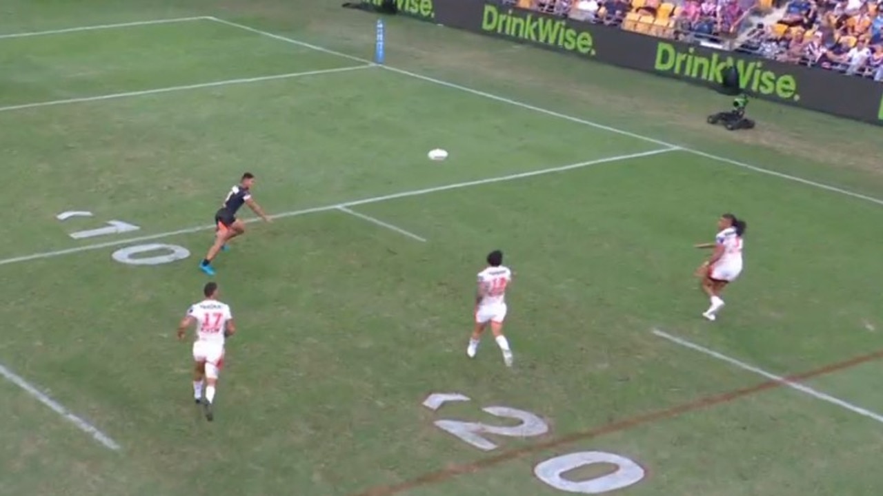 With another player on the outside, how did the Dragons bottle this? Photo: Fox Sports