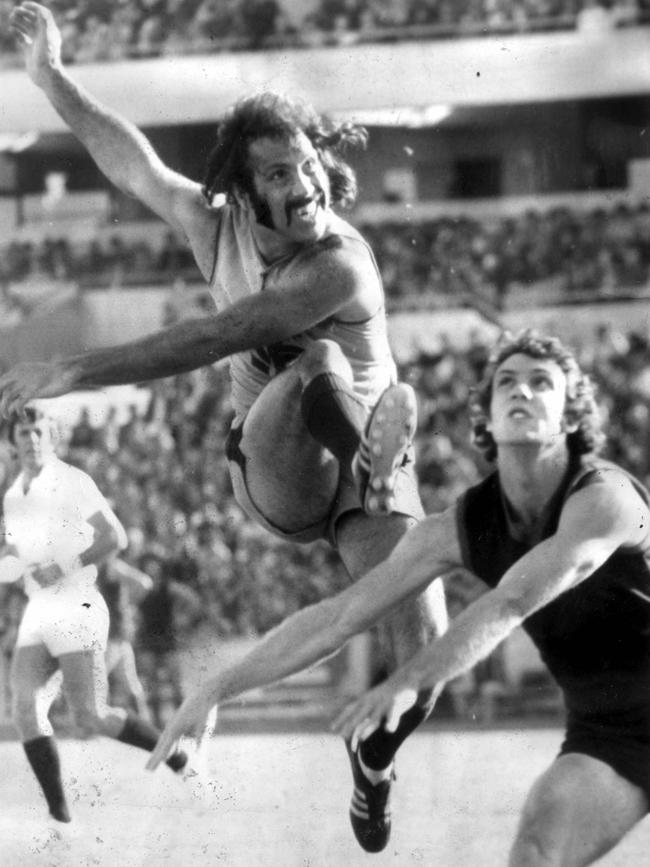 Michael Graham gets one away in the SANFL first semi final from Sturt against Norwood tat Football Park in 1976.