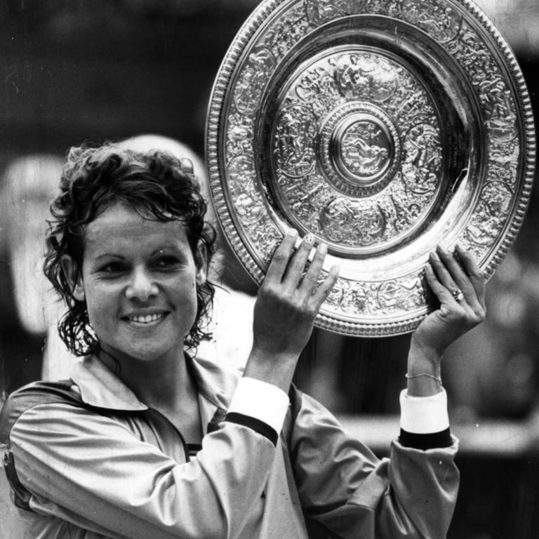 Aust tennis player Evonne Goolagong Cawley holding Wimbledon trophy Jul 1980. 1980s