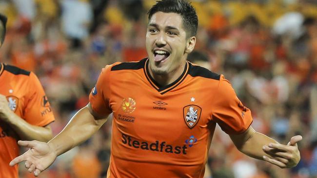 Dimitri Petratos (Roar #23) scores a goal.