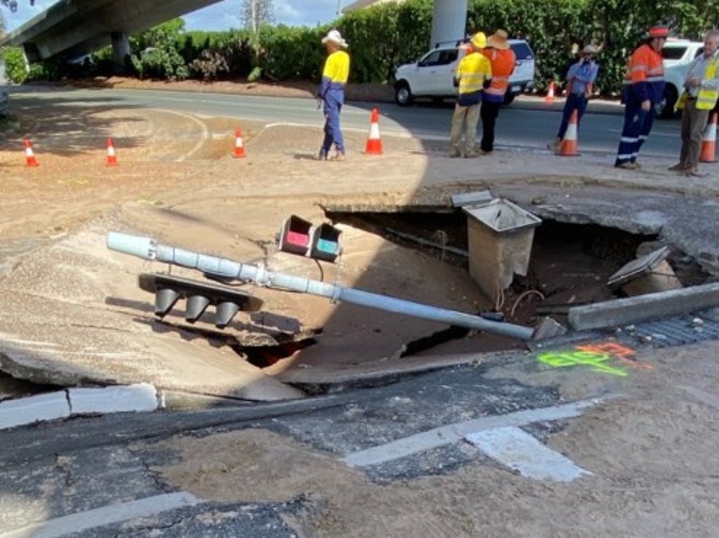 Gold Coast traffic: Sunshine Blvd sinkhole causes havoc outside Pacific ...