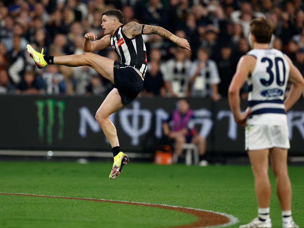 Jack Crisp kicks to win the game after the siren. Picture: Michael Willson/AFL Photos