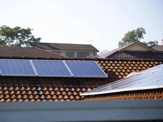 Consumers should be rewarded for installing solar panels and batteries, Dr Finkel has suggested.