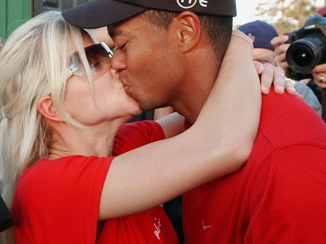 Tiger Woods kissing his wife Elin after winning the 2005 US Masters at Augusta National Golf Club in Augusta, Georgia, 10/04/2005.