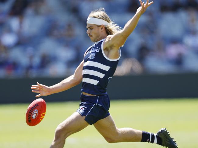 Bailey Smith might not have been the first Cat to rock a headband if Gryan Miers had more teammate support. Picture: Michael Klein