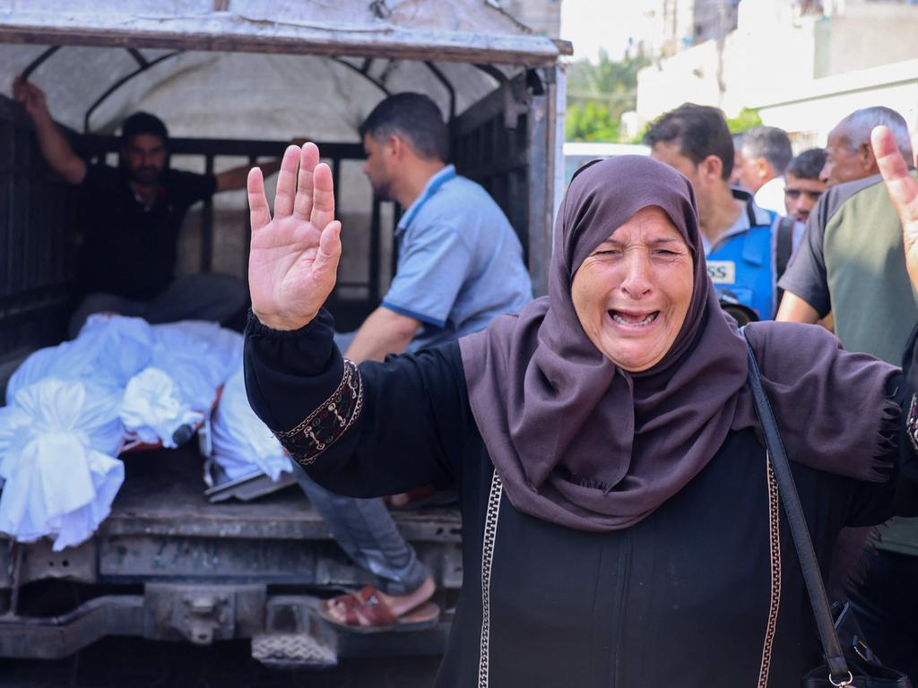 TOPSHOT - A Palestinian woman reacts as bodies of people killed in overnight Israeli shelling arrive for their funeral in Khan Yunis in the southern Gaza Strip, on October 10, 2023. Israel pounded Hamas targets in Gaza on October 10 and said the bodies of 1,500 Islamist militants were found in southern towns recaptured by the army in gruelling battles near the Palestinian enclave. (Photo by SAID KHATIB / AFP)