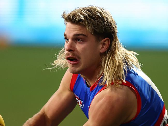 GEELONG, AUSTRALIA - JULY 30: Bailey Smith of the Bulldogs handballs during the round 20 AFL match between the Geelong Cats and the Western Bulldogs at GMHBA Stadium on July 30, 2022 in Geelong, Australia. (Photo by Graham Denholm/Getty Images)