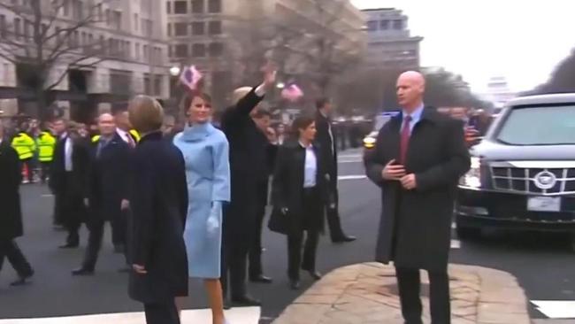 Did This Secret Service Agent Wear Fake Hand During Trump's Inauguration  Parade? 
