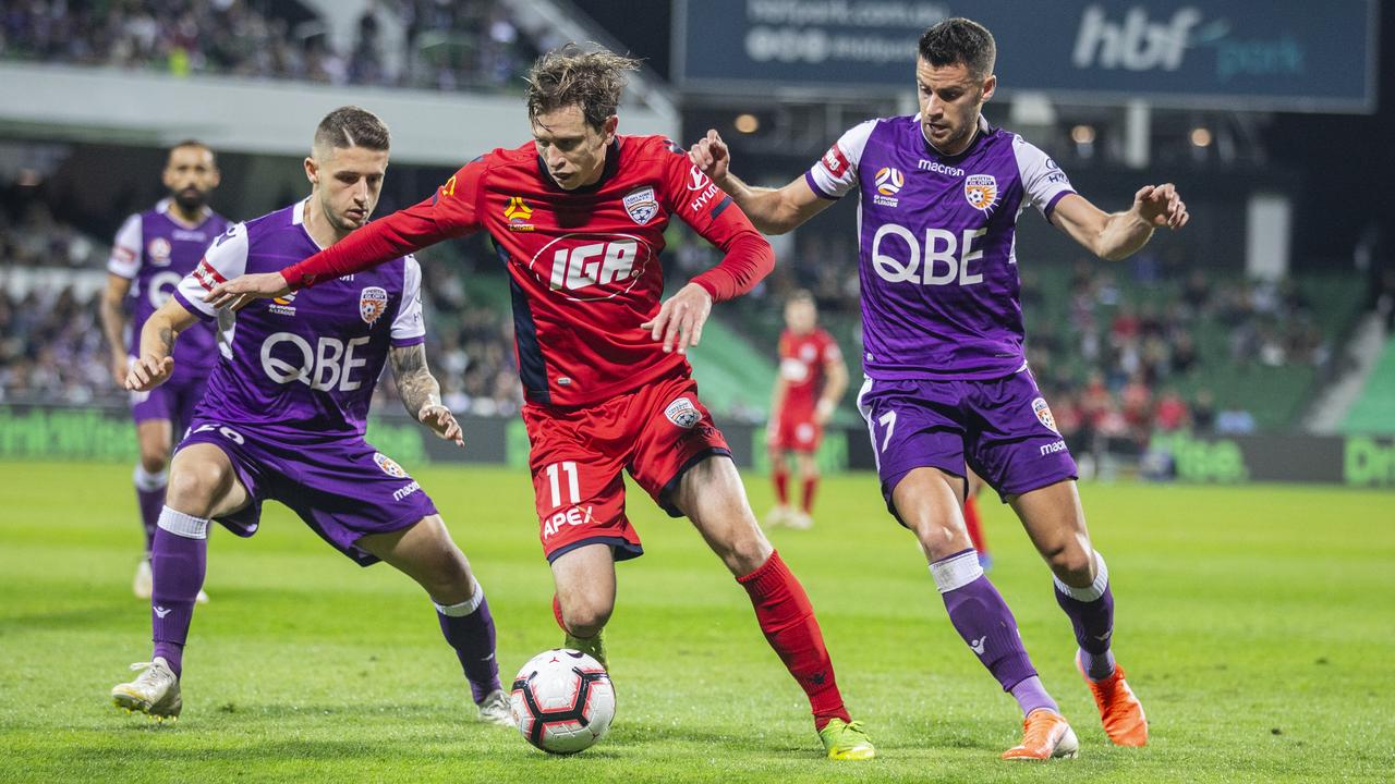 Craig Goodwin (C) in last season’s A-League semi-final. (AAP Image/Tony McDonough)