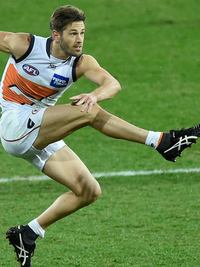 Ward kicks the controversial goal to seal the win against the Bombers.