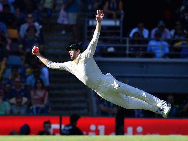 Kurtis Patterson diving to take a catch to dismiss Dilruwan Perera.