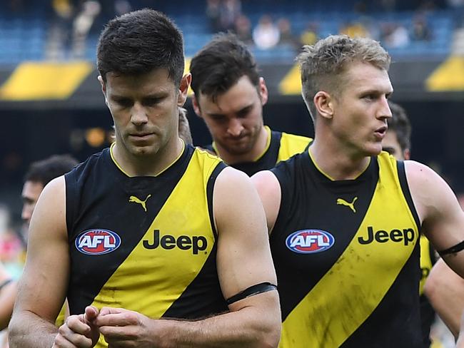 Trent Cotchin of the Tigers (centre) leaves the field after the Round 8 AFL match between the Richmond Tigers and the Fremantle Dockers at the MCG in Melbourne, Sunday, May 14, 2017. (AAP Image/Julian Smith) NO ARCHIVING, EDITORIAL USE ONLY