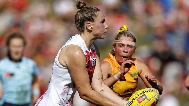 SydneyÃs Montana Ham handbills ahead of Hawthorn's Kristy Stratton during the AFLW Indigenous Round match between the Sydney Swans and Hawthorn at Henson Park on October 14, 2023. Photo by Phil Hillyard(Image Supplied for Editorial Use only - **NO ON SALES** - Â©Phil Hillyard )