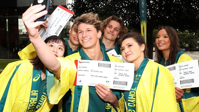 Sam Fricker takes a selfie with fellow divers Nikita Hains, Esther Qin, Cassiel Rousseau, Anabelle Smith, Shixin Li and Melissa Wu during the Australian Diving Tokyo Olympic Games team announcement.