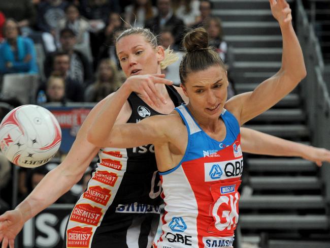 Magpies shooter Caitlin Thwaites up against Swifts defender Sarah Klau.