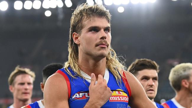 MELBOURNE, AUSTRALIA - MARCH 18: Bailey Smith and his Bulldogs team mates look dejected after losing the round one AFL match between Melbourne Demons and Western Bulldogs at Melbourne Cricket Ground, on March 18, 2023, in Melbourne, Australia. (Photo by Quinn Rooney/Getty Images)