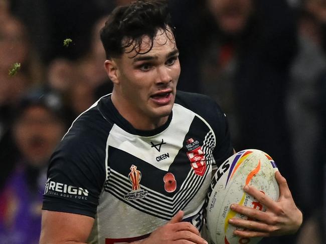 England's Herbie Farnworth scores a late try during the 2021 rugby league World Cup men's semi-final match between England and Samoa at the Emirates stadium in London on November 12, 2022. (Photo by Ben Stansall / AFP)