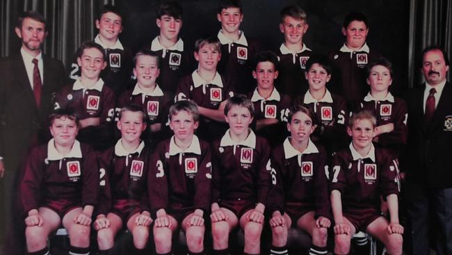 The QLD Primary Schools Rugby League Team of 1989, with Darren Lockyer (3rd along front row) and next to him is Elton Flattley.