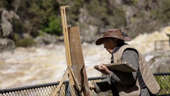 Riverside artist Jonathan Bowden Capturing the flooded South Esk River at Cataract Gorge in Launceston. Sunday October 16th 2022. Picture: Grant Viney