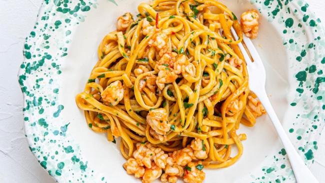 This Elizabeth Hewson garlic and prawn pasta recipe will remind you of being by the seaside.