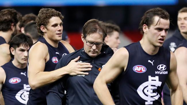 MELBOURNE, AUSTRALIA - AUGUST 21: David Teague, Senior Coach of the Blues is consoled by Charlie Curnow of the Blues at three quarter time during the 2021 AFL Round 23 match between the Carlton Blues and the GWS Giants at Marvel Stadium on August 21, 2021 in Melbourne, Australia. (Photo by Michael Willson/AFL Photos via Getty Images)