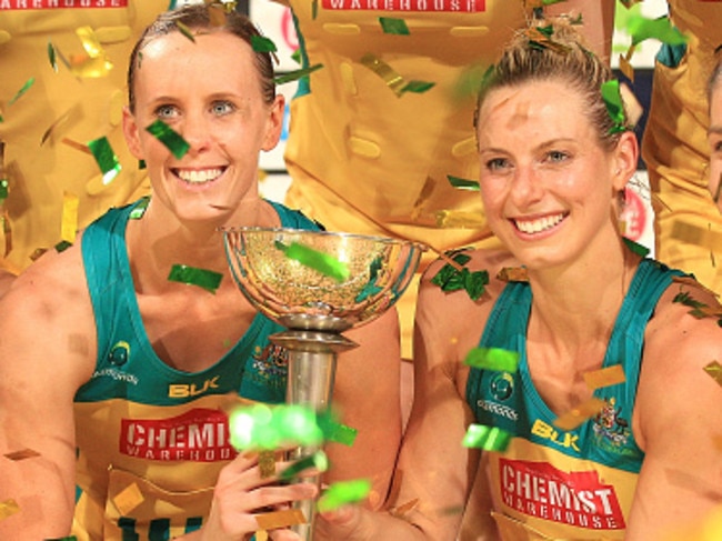 Renae Ingles and Laura Geitz hold the Constellation Cup back in 2015.