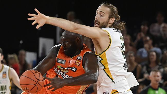 Nate Jawai of the Taipans contests the ball with JackJumper Jock Perry. (Photo by Ian Hitchcock/Getty Images)