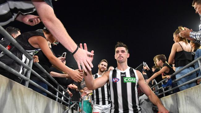 Scott Pendlebury acknowledges Collingwood fans after a win last year.