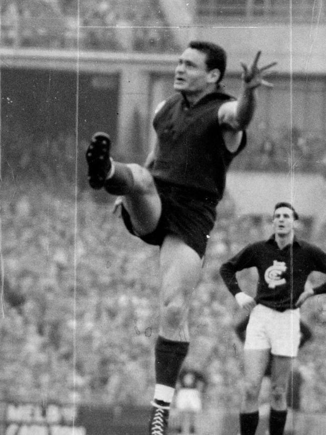 Barassi kicks in the 1959 semifinal against Carlton.