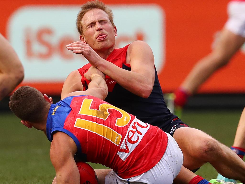 AFL Round 22. Melbourne vs Brisbane at the MCG. Brisbane Lions' Dayne Zorko gives Melbourne's Bernie Vince a jumper punch last qtr  . Pic: Michael Klein