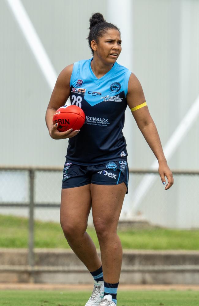 Stephenie Fomekong playing for the Darwin Buffaloes in the 2024-25 NTFL season. Picture: Tymunna Clements / AFLNT Media