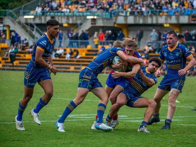 Fletcher Sharpe is wrapped up close to the line. Picture: Thomas Lisson