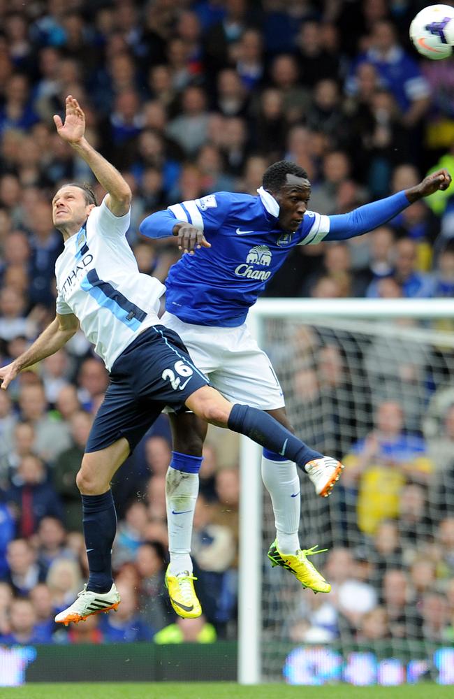 Everton's Romelu Lukaku (R) and Manchester City's Martin Demichelis battle for the ball.