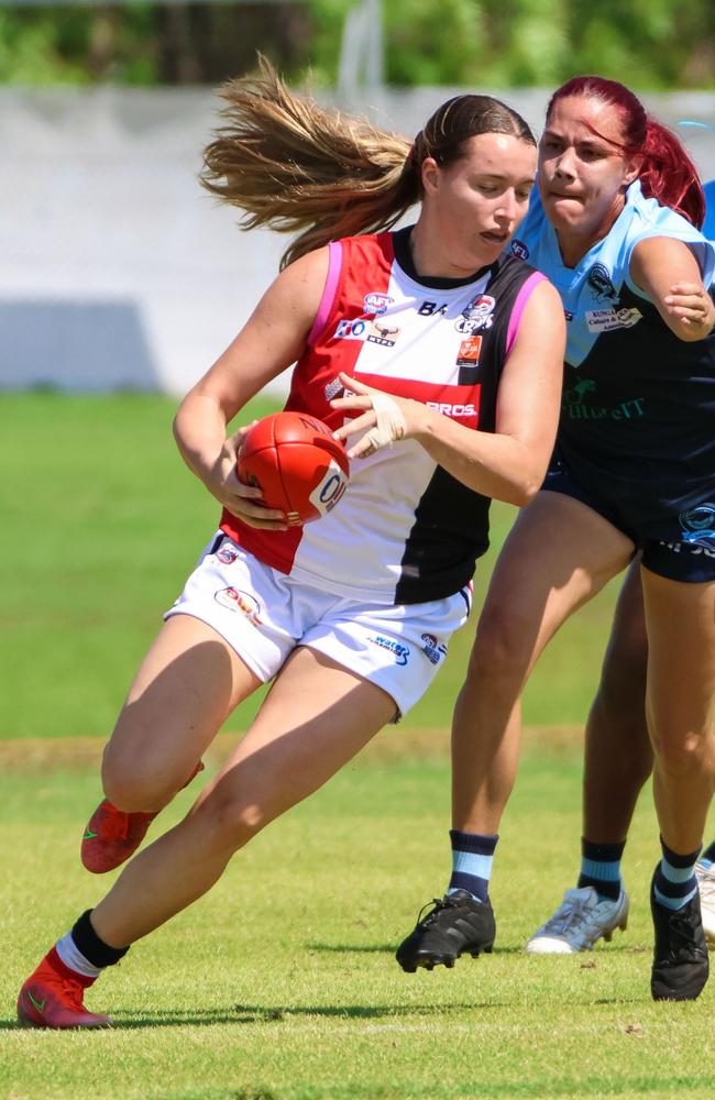 Bella Clarke of Southern Districts outruns Darwin Buffaloes player Crystal Browne in round 4 of the 2022-23 NTFL season. Picture: Celina Whan / AFLNT Media